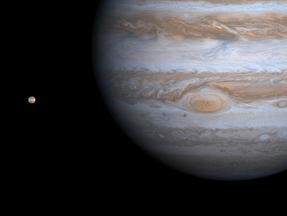 Imagem de Júpiter ao lado da lua Io