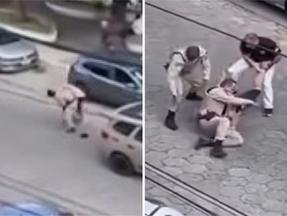 Homem é contido por policiais em rua de cidade na Bahia
