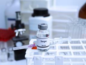 Dose de vacina contra a dengue em laboratório