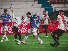 Jogadores de Fortaleza e Nacional Potosí disputam bola